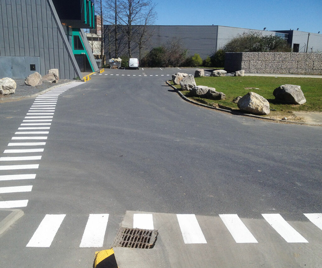 SIGNALETIQUE-EXTERIEUR-MARQUAGE-SOL-ROUBAIX