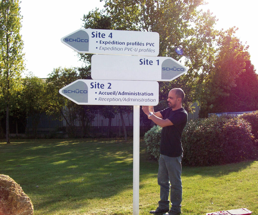 SIGNALETIQUE EXTERIEUR ORIENTATION SCHUCO PARIS