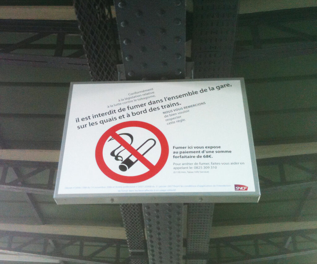 SIGNALETIQUE-SUSPENDUE-INTERDICTION-SNCF